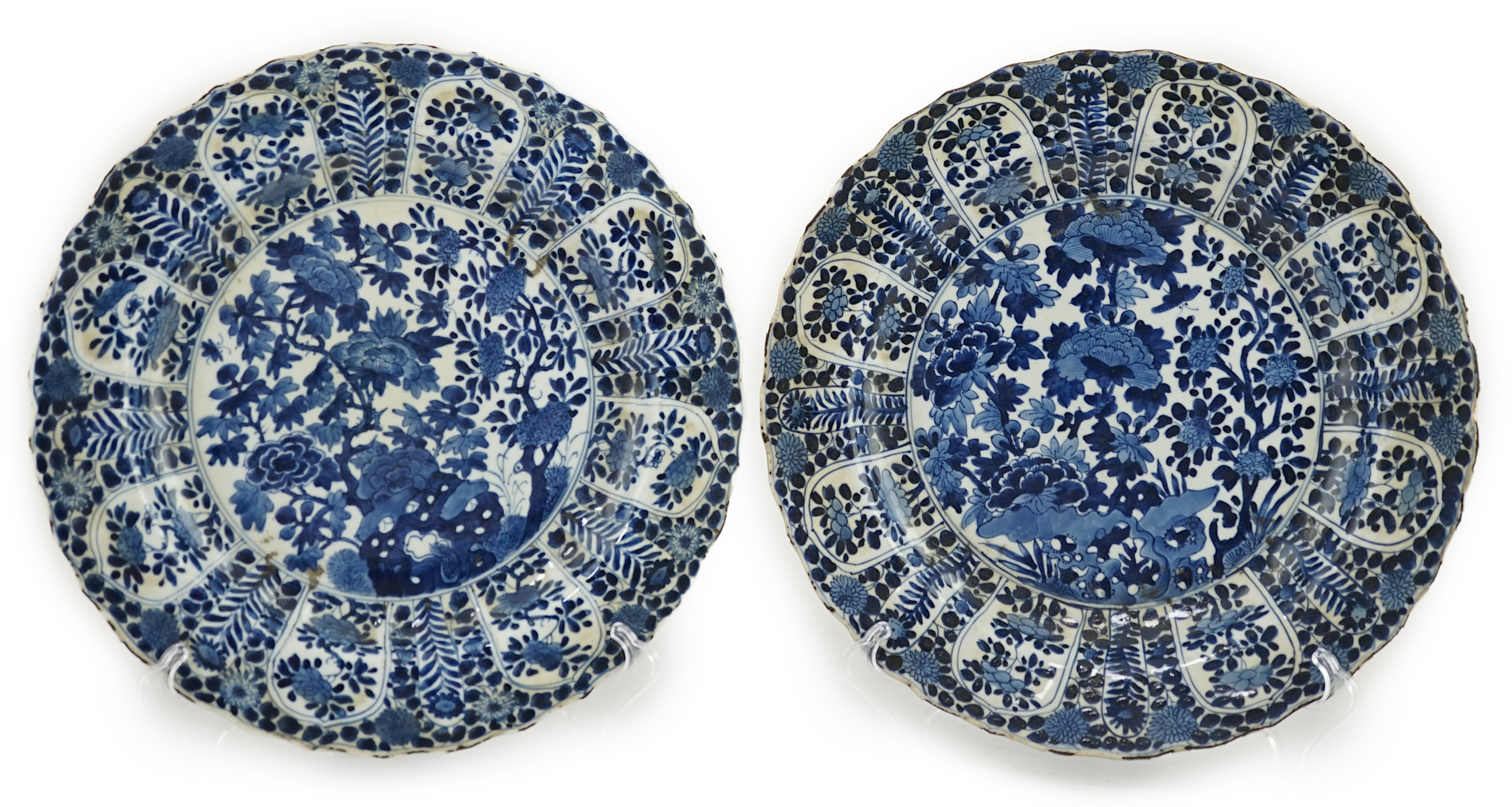 A pair of Chinese blue and white chargers, Kangxi period (1662-1722)